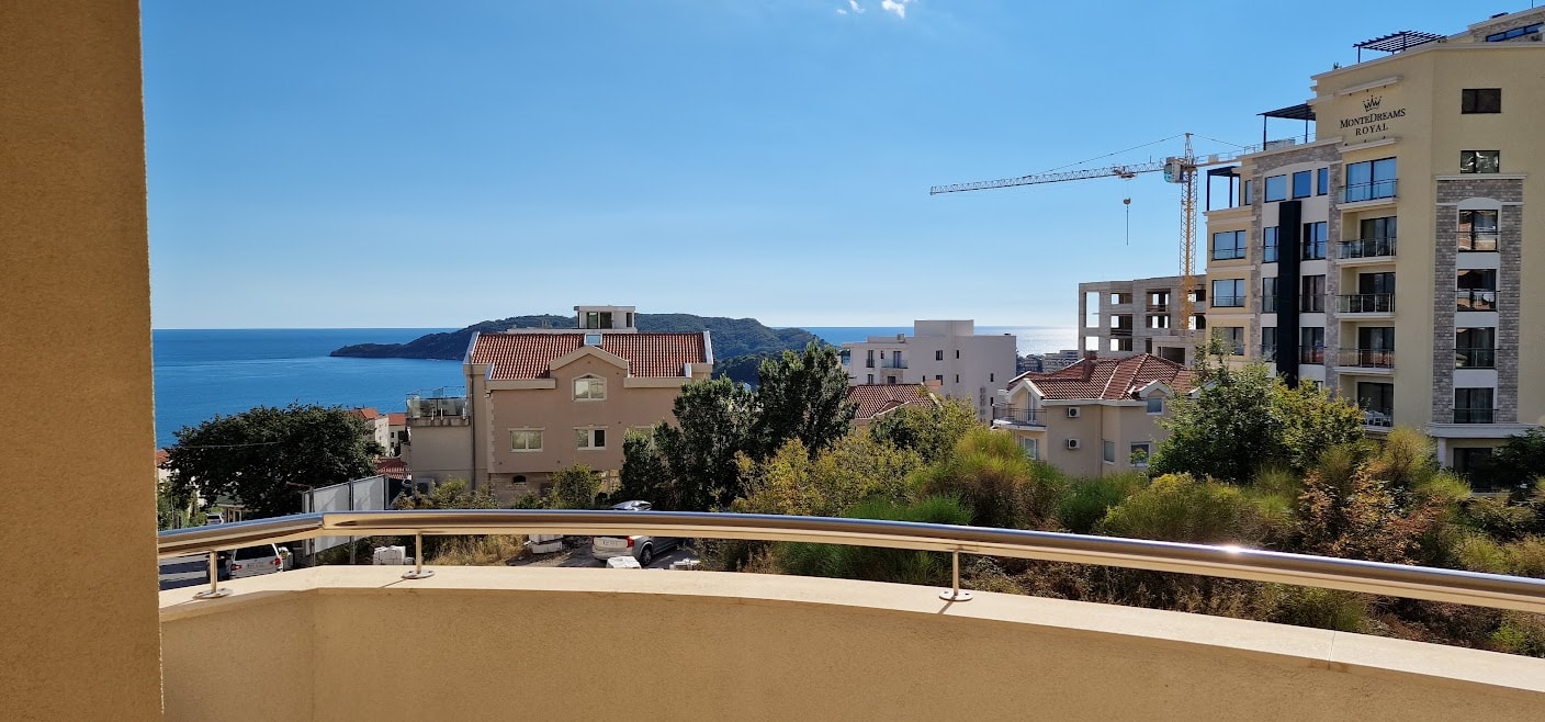 Blick vom Balkon einer Wohnung in Bečići, Montenegro: Panorama der Adria, umliegende Bebauung und Grünflächen.