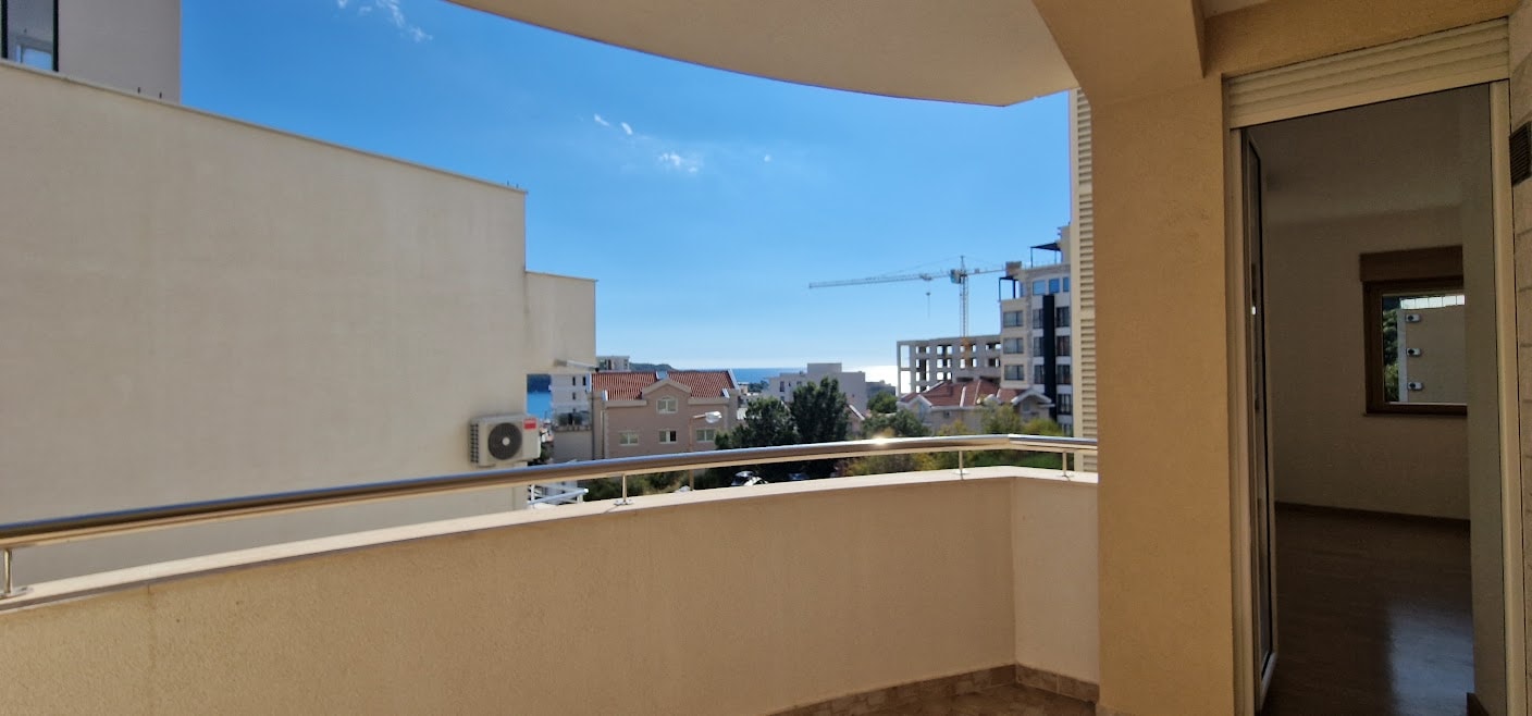 Blick vom Balkon der Wohnung in Bečići, Budva-Riviera, Montenegro: Panorama der Stadt, des Meeres und moderne Terrassengestaltung.