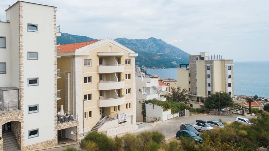 Moderne Wohnanlagen mit Blick auf das Meer und die Berge in Bečići, Budva Riviera, Montenegro.