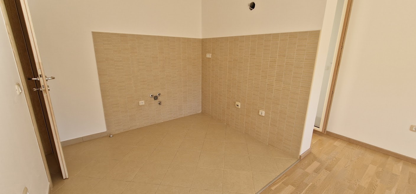 Küchenbereich mit Fliesen und Anschlüssen in einer Wohnung in Bečići, Budva Riviera, Montenegro.