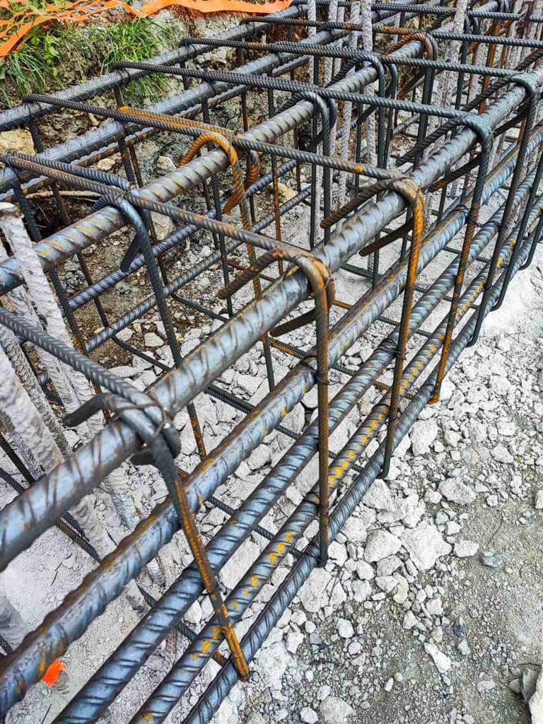 Zbrojenie fundamentu budowanego kompleksu mieszkaniowego w Dobrocie, Czarnogóra: montaż stalowego szkieletu na obiekcie.