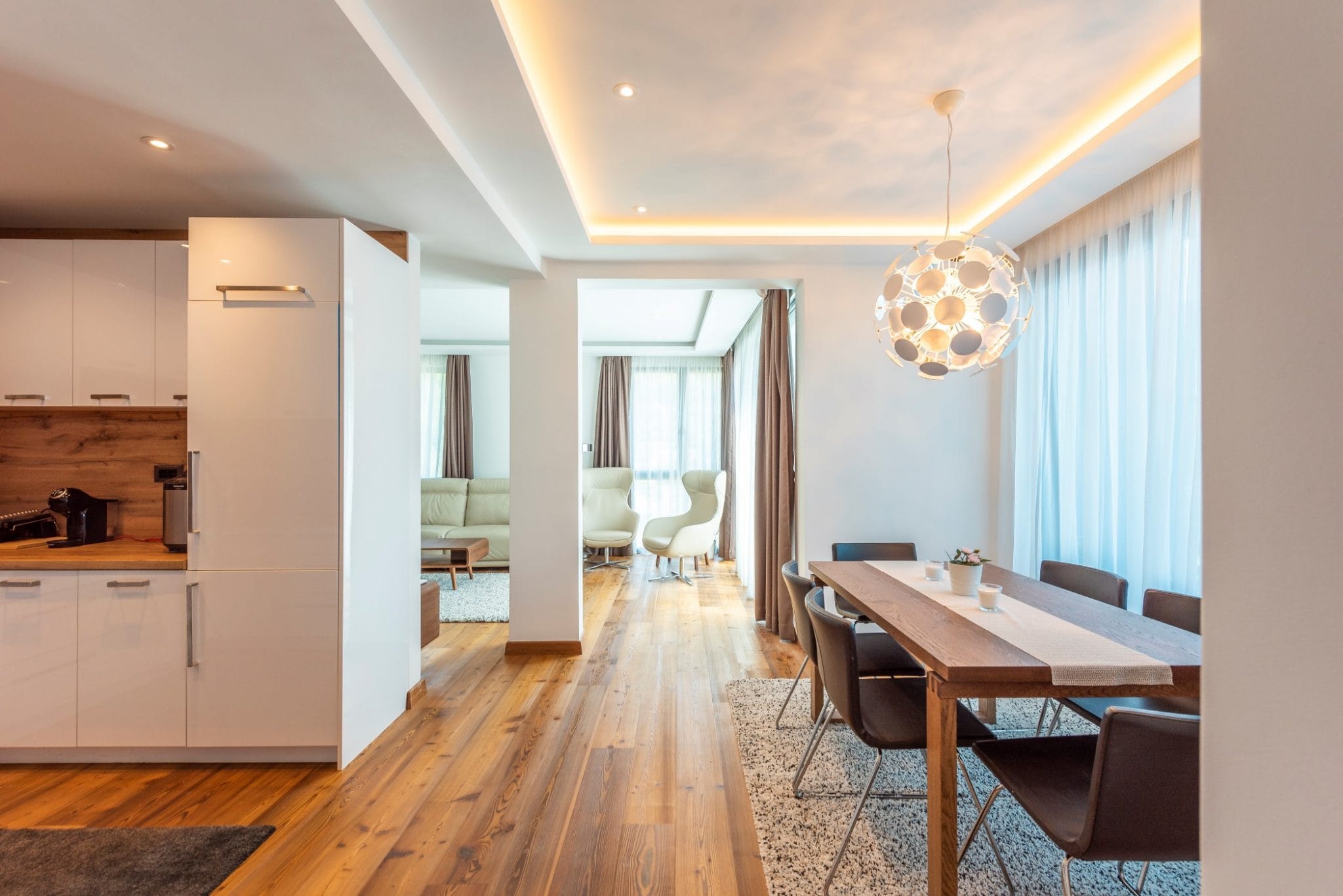 Modernes Wohnzimmer mit Essbereich im Penthouse, Bečići, Montenegro: helles Interieur, Holzboden und Möbel.