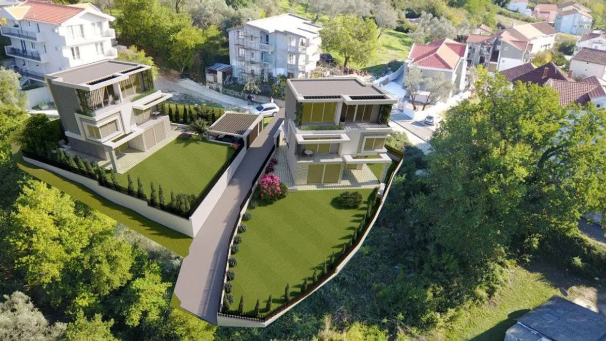 Draufsicht auf moderne Villen mit privatem Garten und Parkplatz in Tivat, Montenegro: Luxusimmobilienprojekt.