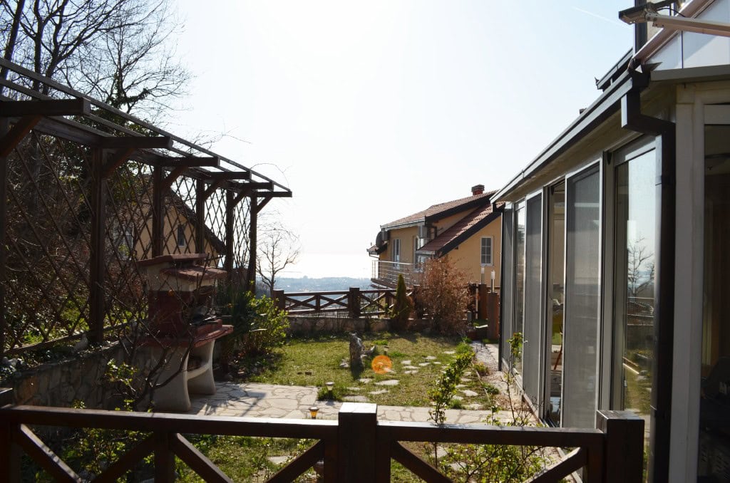 Bar, Karadağ’daki dairelerin deniz manzaralı barbekü alanına sahip terası. Panoramik manzaralı уютный avlu.
