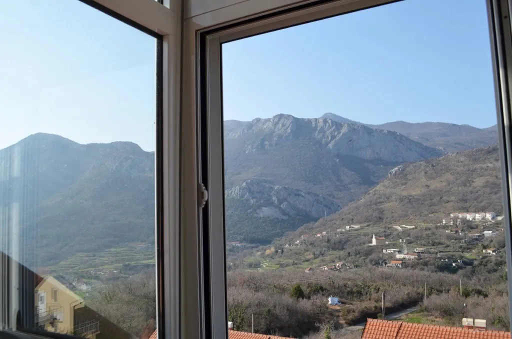 Blick aus dem Fenster auf Berge und Tal in einer Wohnung in Bar, Montenegro: Panoramablick vom Balkon der Wohnung.