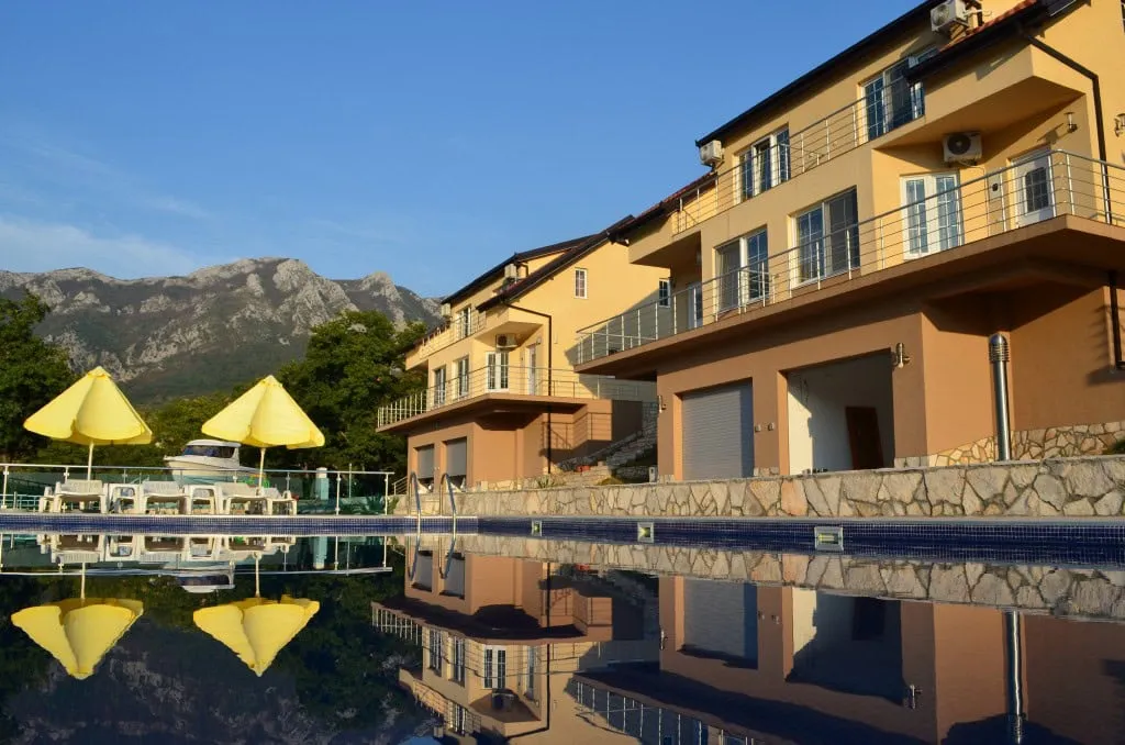 Zweistöckiges Apartment in Bar, Montenegro: Blick auf die Villa mit offenem Pool, Terrassen und Berglandschaft.