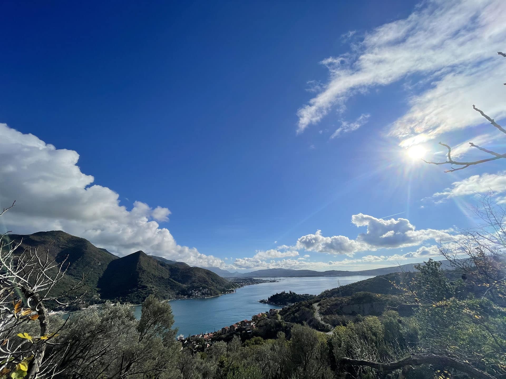 Vue panoramique sur la baie de Kotor et les montagnes depuis un terrain à Kamenari, Monténégro.