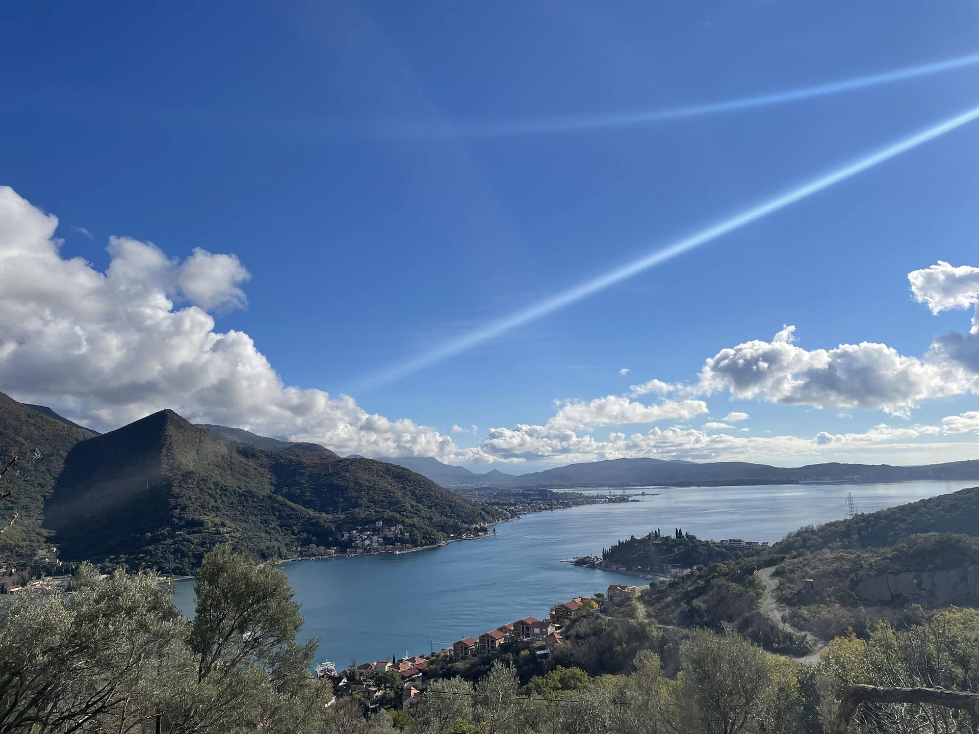 Vue panoramique sur la baie de Kotor et les montagnes depuis un terrain à Kamenari, Monténégro.