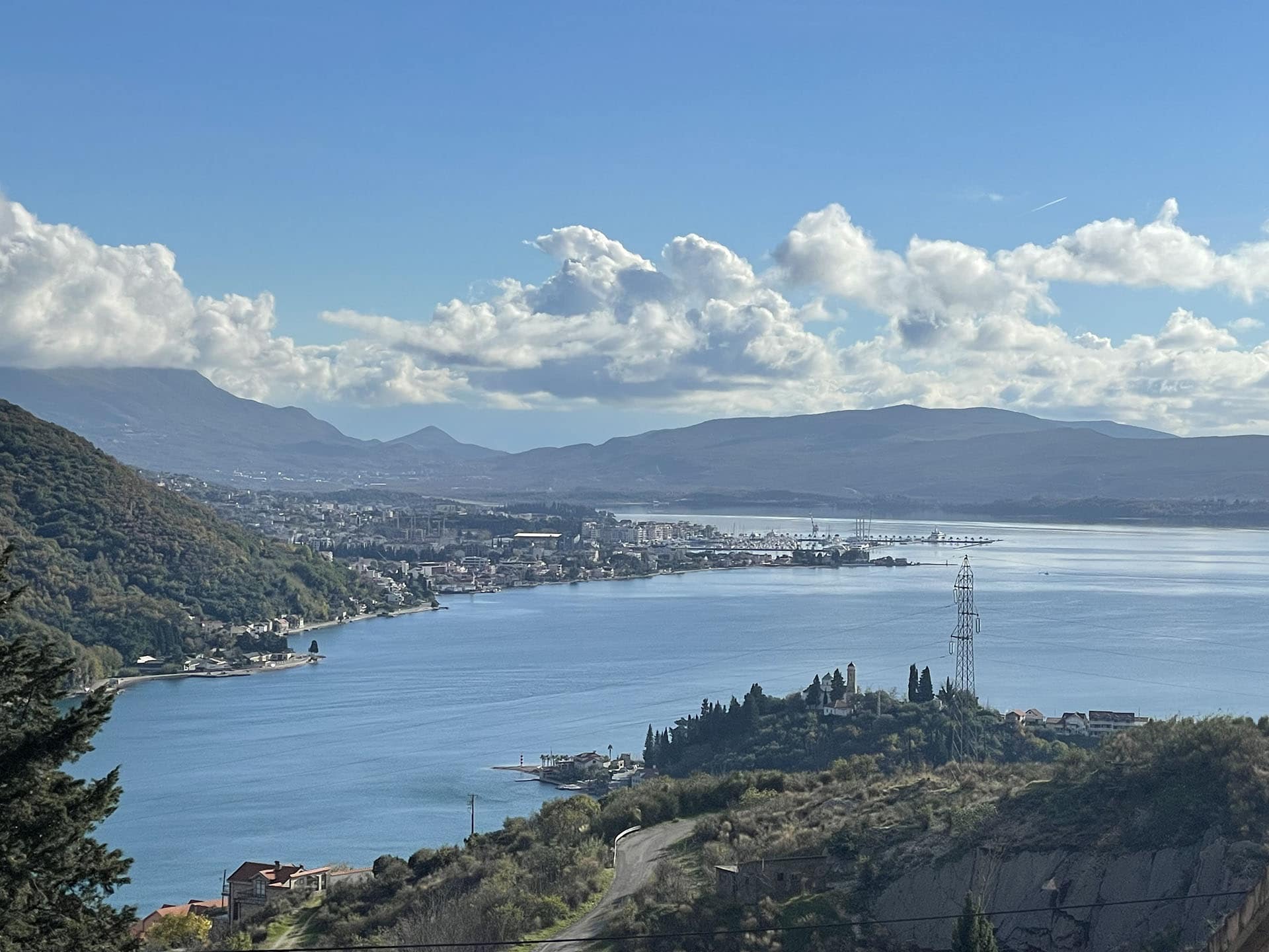 Vue panoramique sur la baie de Kotor et la ville de Kamenari, Monténégro, depuis un terrain à flanc de montagne.