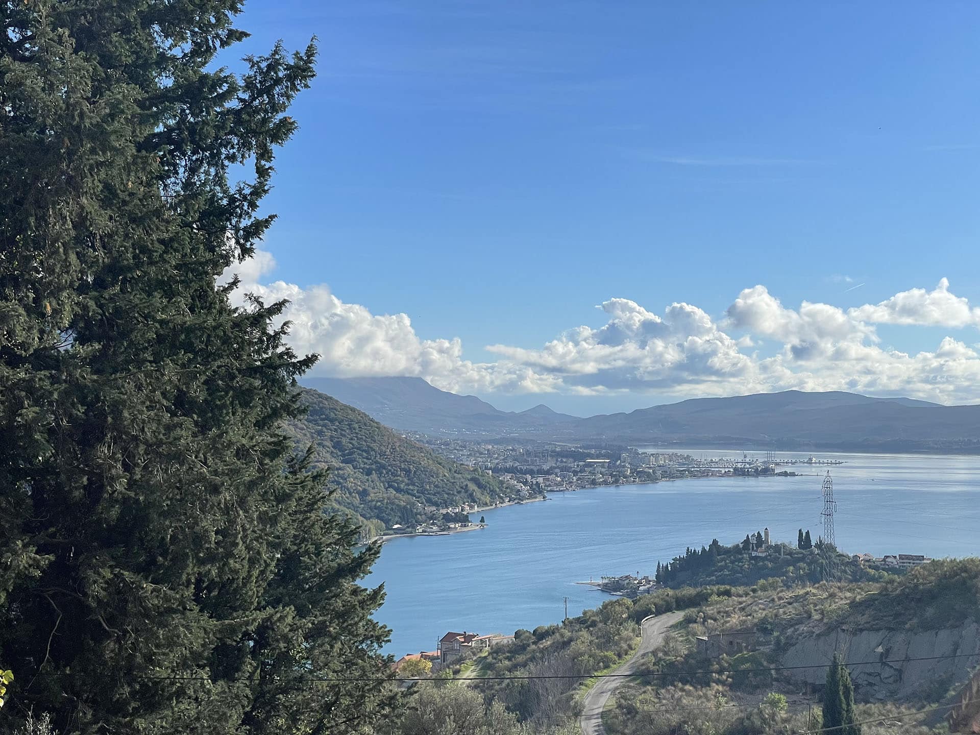 Vue panoramique sur la baie de Kotor et la ville de Kamenari, Monténégro, depuis un terrain à flanc de montagne.