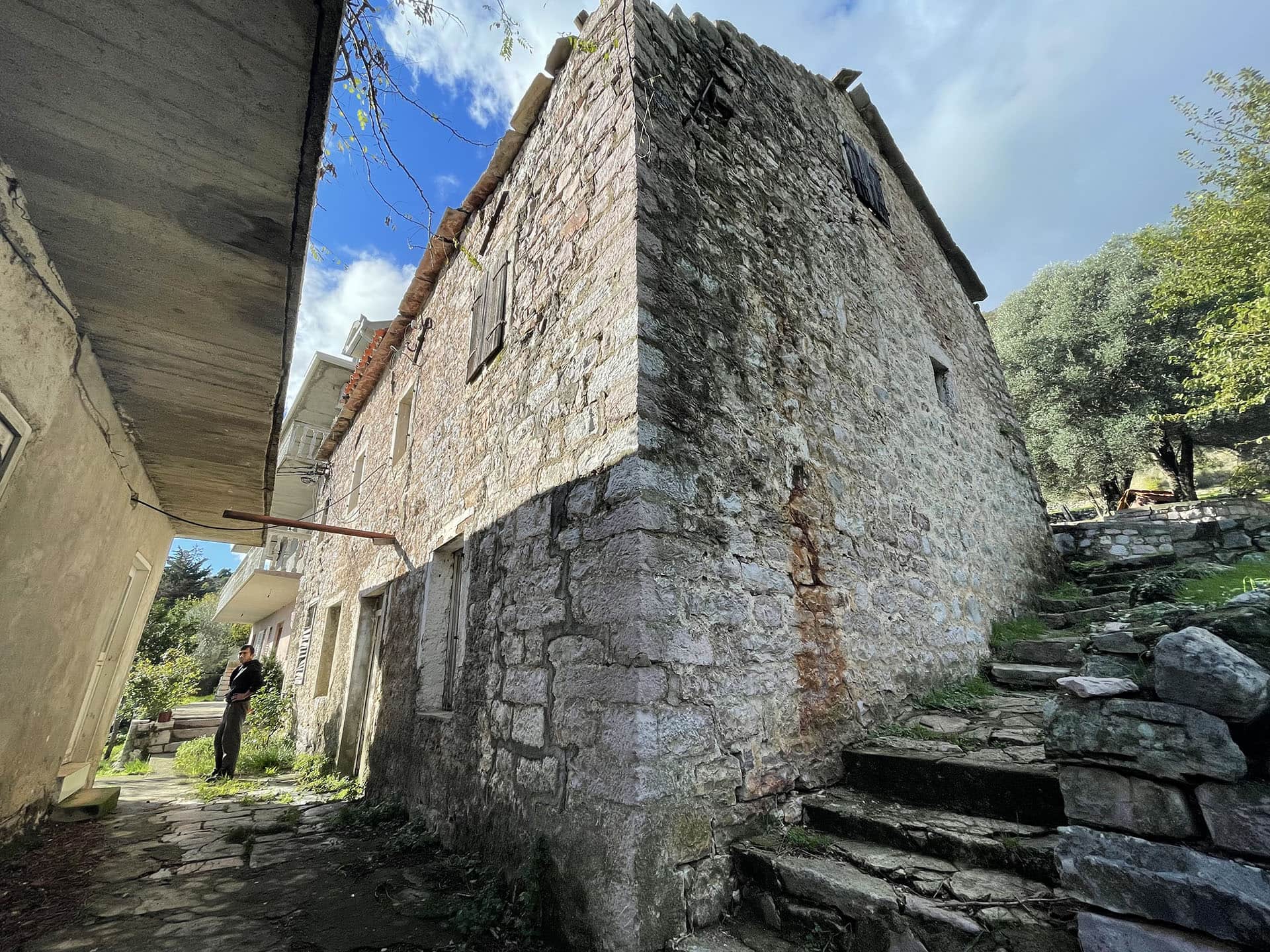 Ancienne maison en pierre à rénover sur un terrain à Kamenari, Monténégro, avec maçonnerie authentique et escalier.