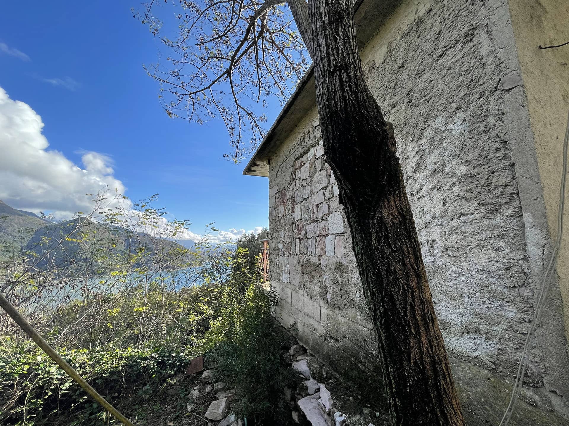 Terrain à bâtir à Kamenari, Monténégro : mur en pierre de la maison et vue panoramique sur la baie de Kotor et les montagnes.