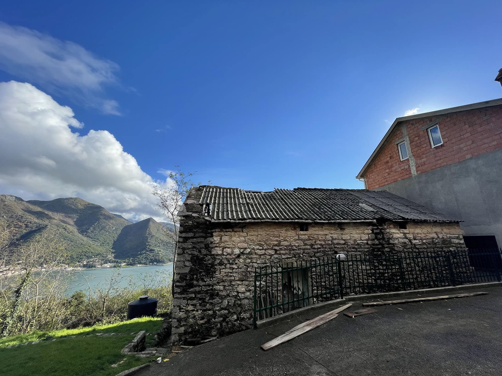 Ancienne maison en pierre à rénover sur un terrain à Kamenari, Monténégro, avec vue panoramique sur la baie de Kotor.