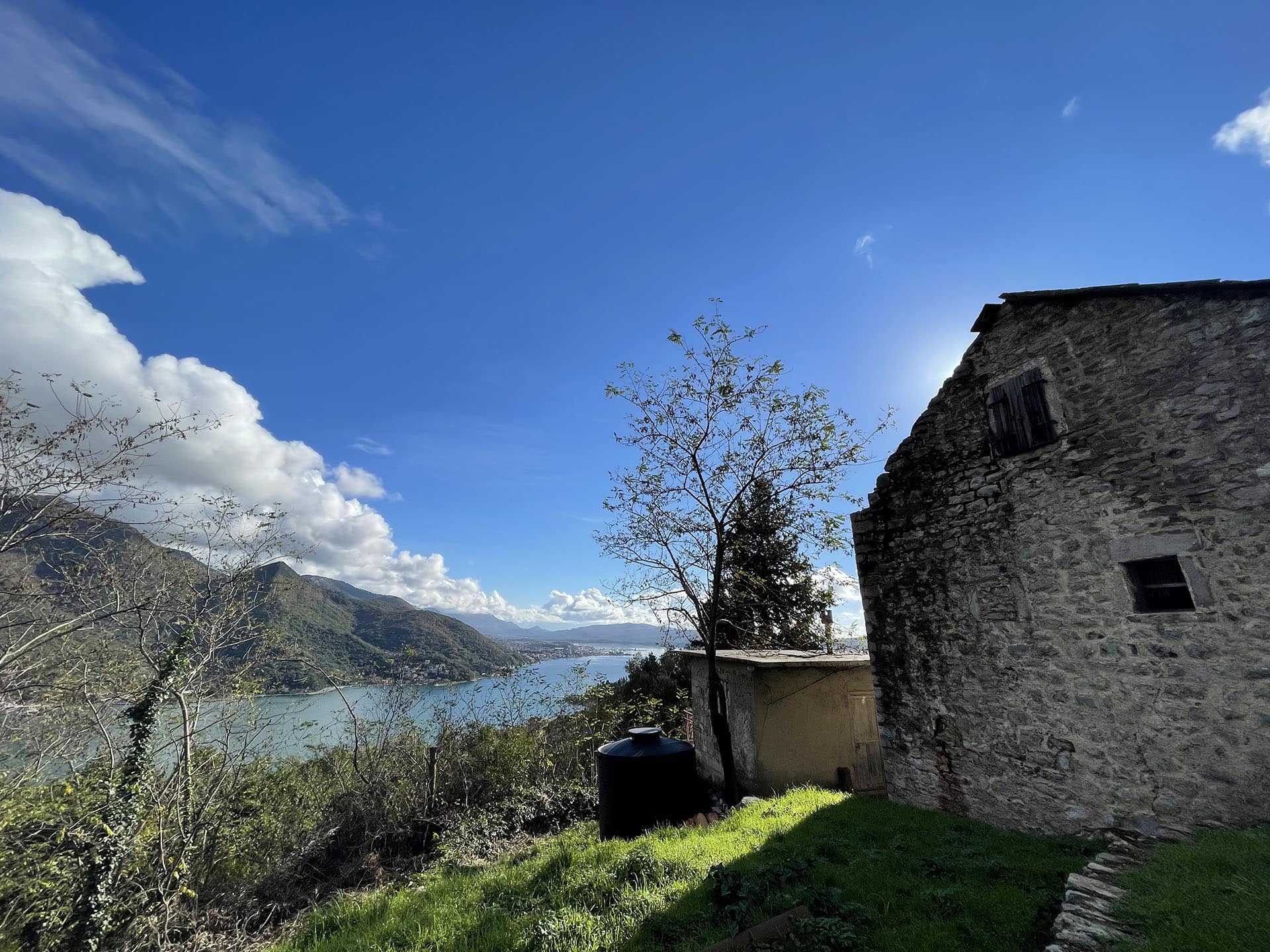 Terrain à Kamenari, Monténégro : ancienne maison en pierre et vue panoramique sur la baie de Kotor et les montagnes.