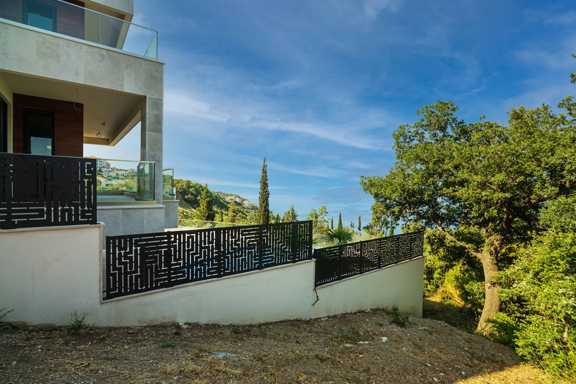 Karadağ, Drobni Pijesak’ta modern villa: tasarım korkuluklu teras ve deniz ile dağların panoramik manzarası.