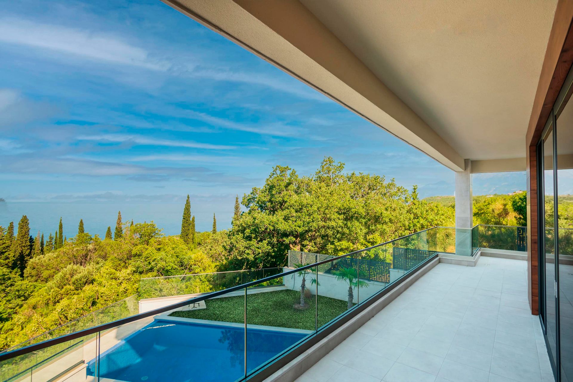 Karadağ, Drobny Pesak’ta panoramik deniz, havuz ve yemyeşil bahçe manzaralı geniş villa terası.