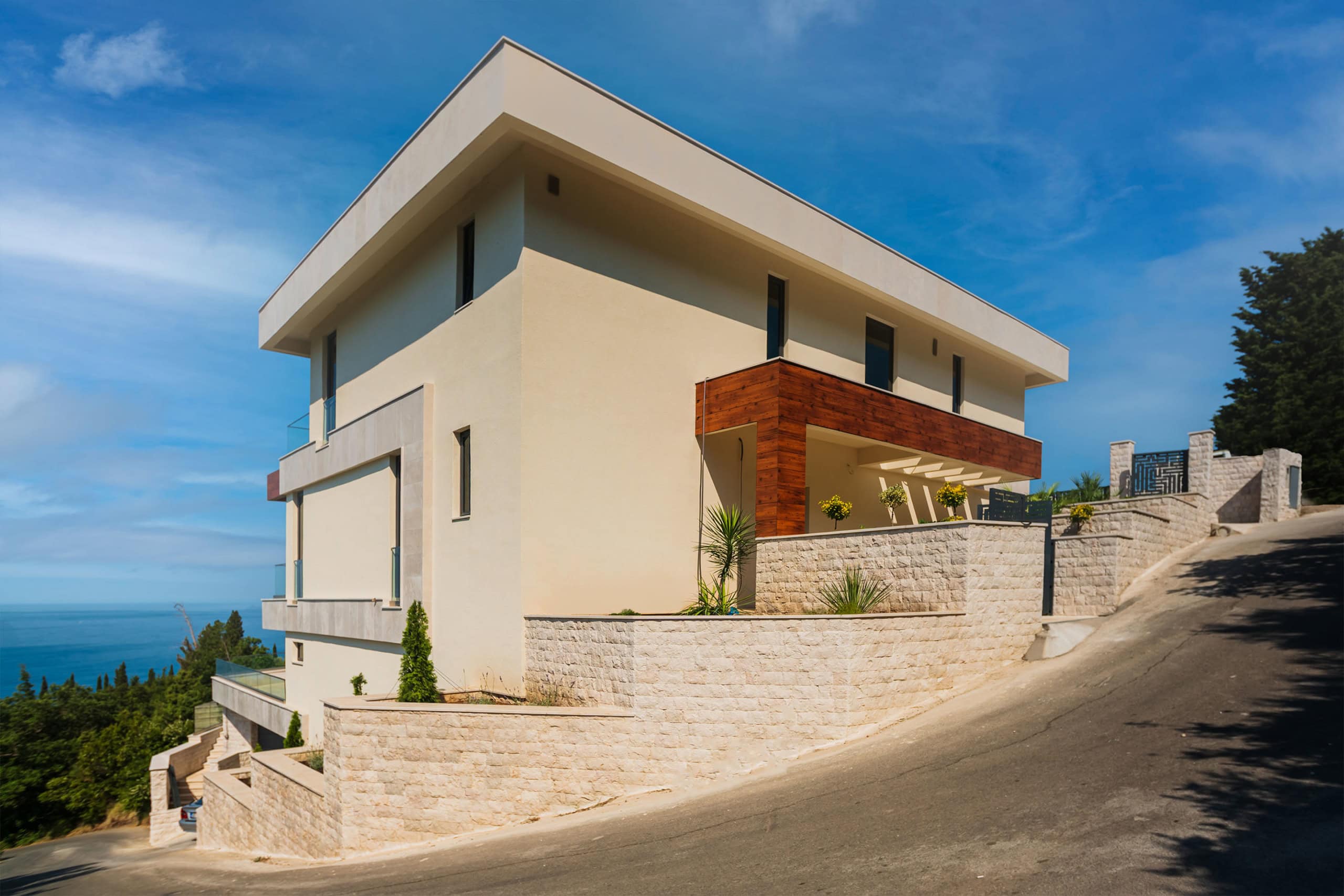 Karadağ, Drobni Pijesak’ta taş ve ahşap kaplamalı, Adriyatik Denizi’ne panoramik manzaralı modern villa.
