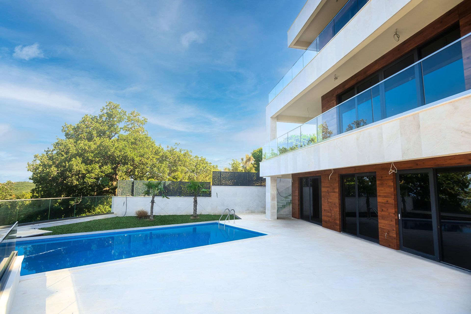 Karadağ, Drobny Pesak’ta havuzlu ve teraslı modern villa: panoramik camlı cephe görünümü.