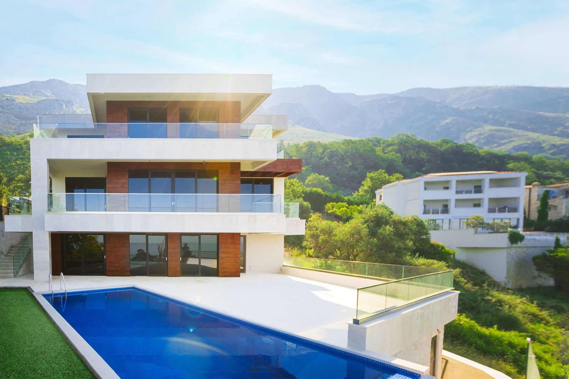 Karadağ, Drobni Pijesak’ta dağlar ve yeşillik fonunda havuzlu ve panoramik teraslı modern villa.
