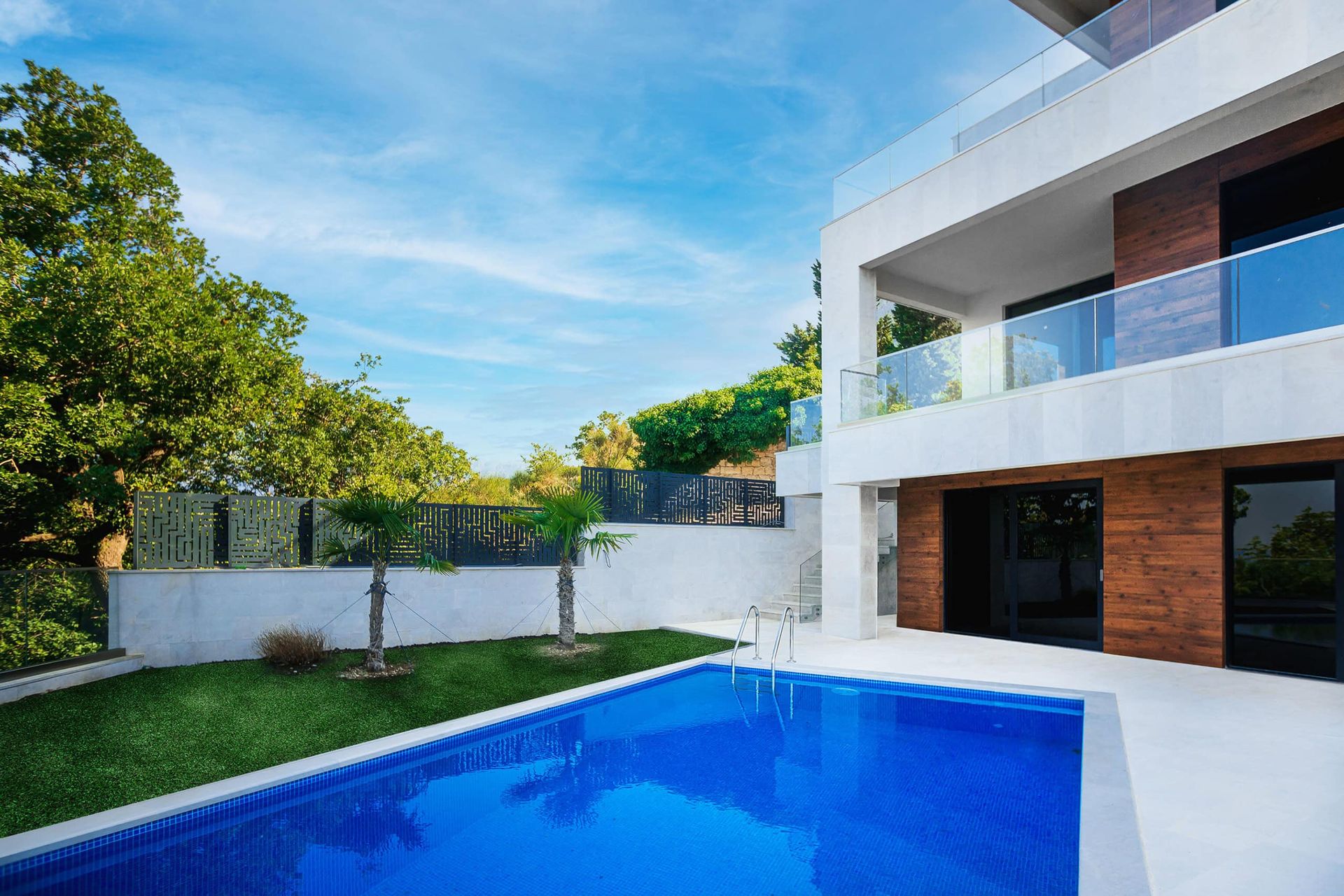 Karadağ, Drobni Pjesak’ta havuzlu ve teraslı modern villa: peyzaj düzenlemesi yapılmış özel arsa manzarası.