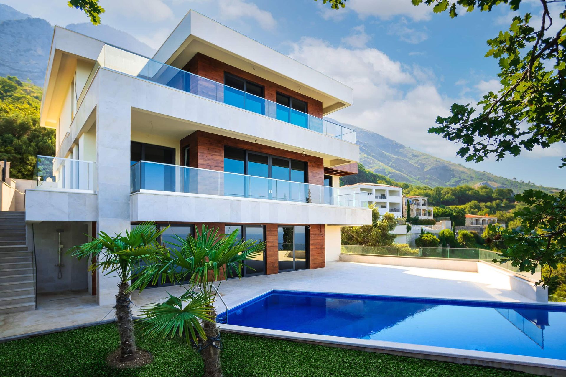 Karadağ, Drobny Pesak’ta havuzlu, panoramik teraslı ve dağ manzaralı modern villa.