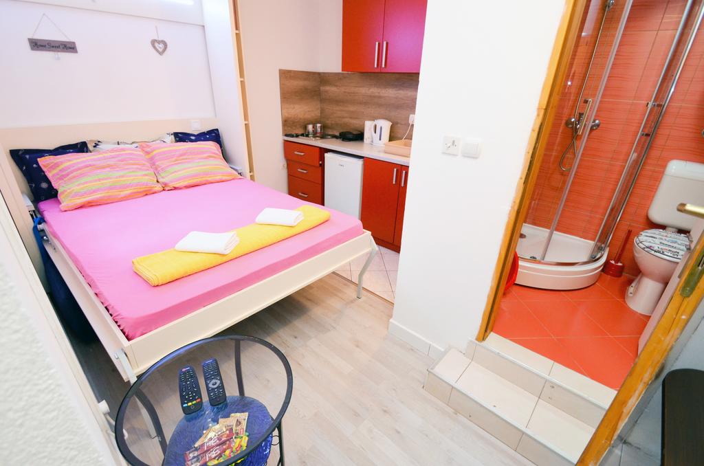 Gemütliches Studio mit Doppelbett, Miniküche und Dusche in einem Haus in Kotor, Montenegro.