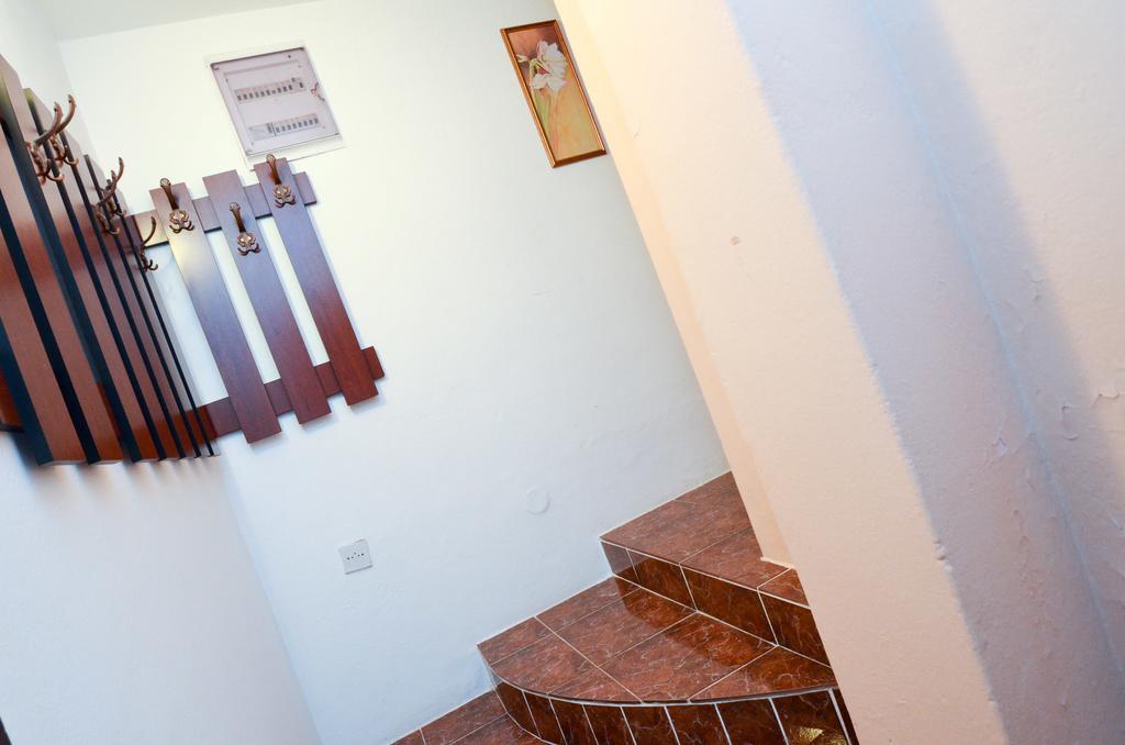 Flur mit Holz-Garderobe und gefliester Treppe in einem Haus zum Verkauf, Kotor, Montenegro.