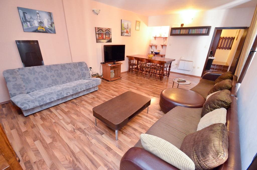 Geräumiges Wohnzimmer mit Polstermöbeln, Essbereich und Laminatboden in einem Haus zum Verkauf, Kotor, Montenegro.