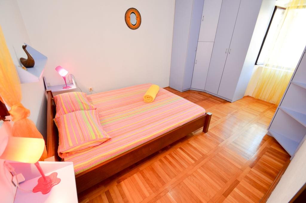 Gemütliches Schlafzimmer mit Doppelbett und Parkett in einem Haus zum Verkauf, Kotor, Montenegro.