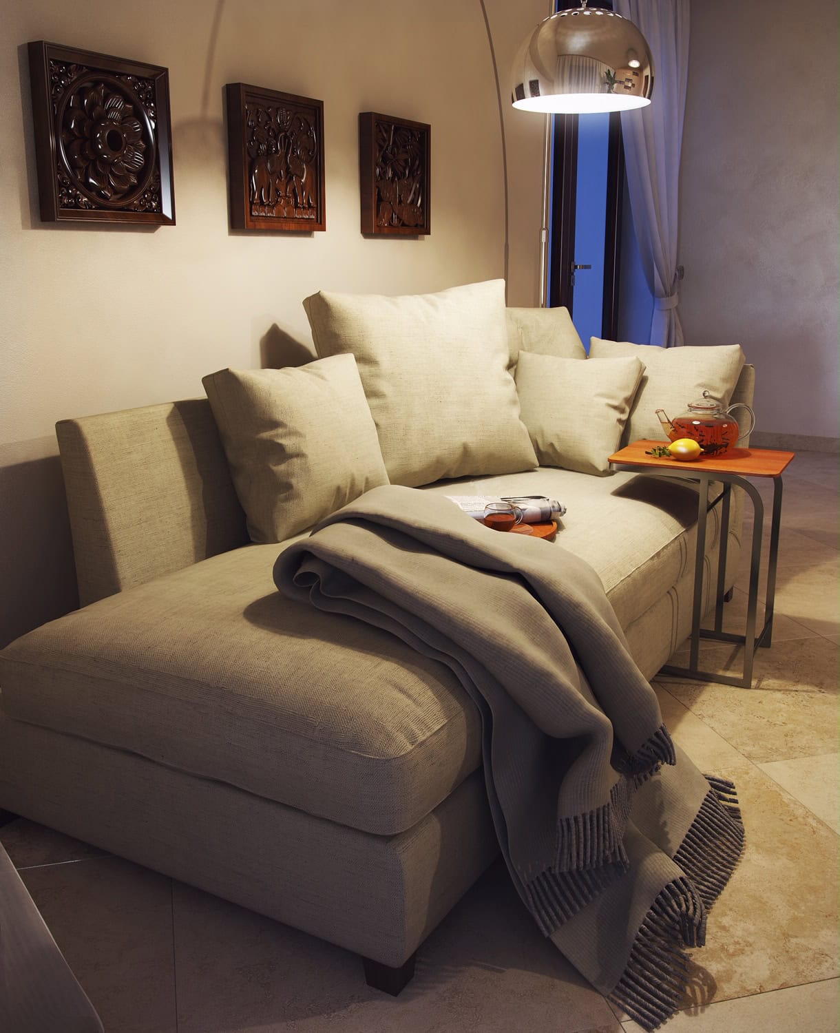 Udoban dnevni boravak u vili u Dobroti, Crna Gora: bež sofa s prekrivačem, stilna podna lampa i dekoracija na zidovima.