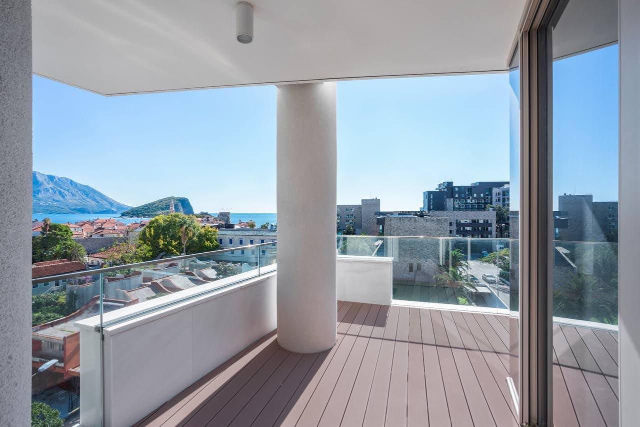 Deniz ve Budva’nın eski şehri, Karadağ manzaralı geniş balkon, teras döşemeli.