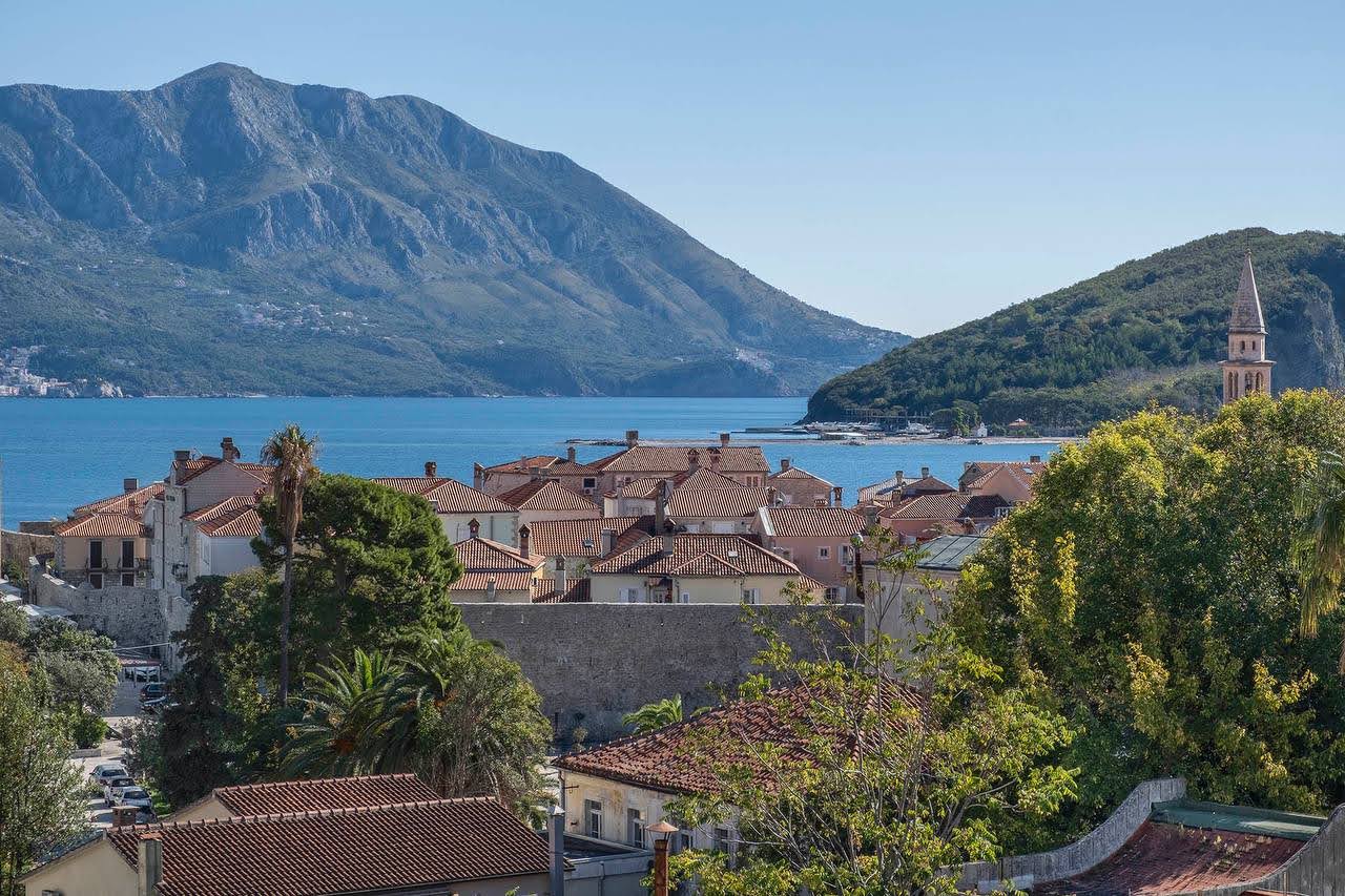 Budva Eski Şehir, kiremit çatılar ve Adriyatik Denizi’nin panoramik manzarası, Karadağ. Budva’daki daire №1855.