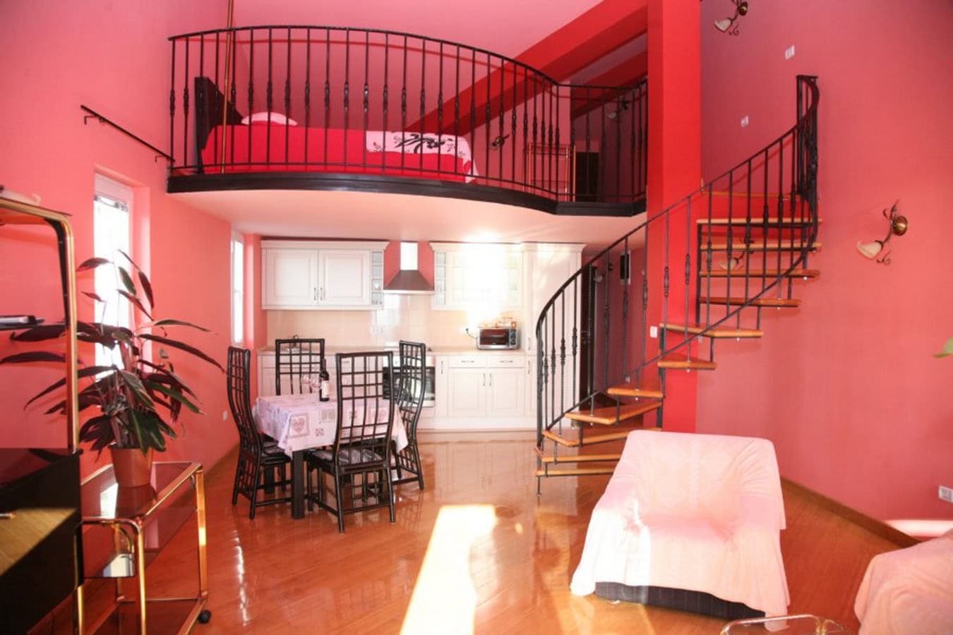 Zweistöckiges Wohnzimmer mit Wendeltreppe und Schlafbereich auf der Galerie, Villa in Tivat, Montenegro.