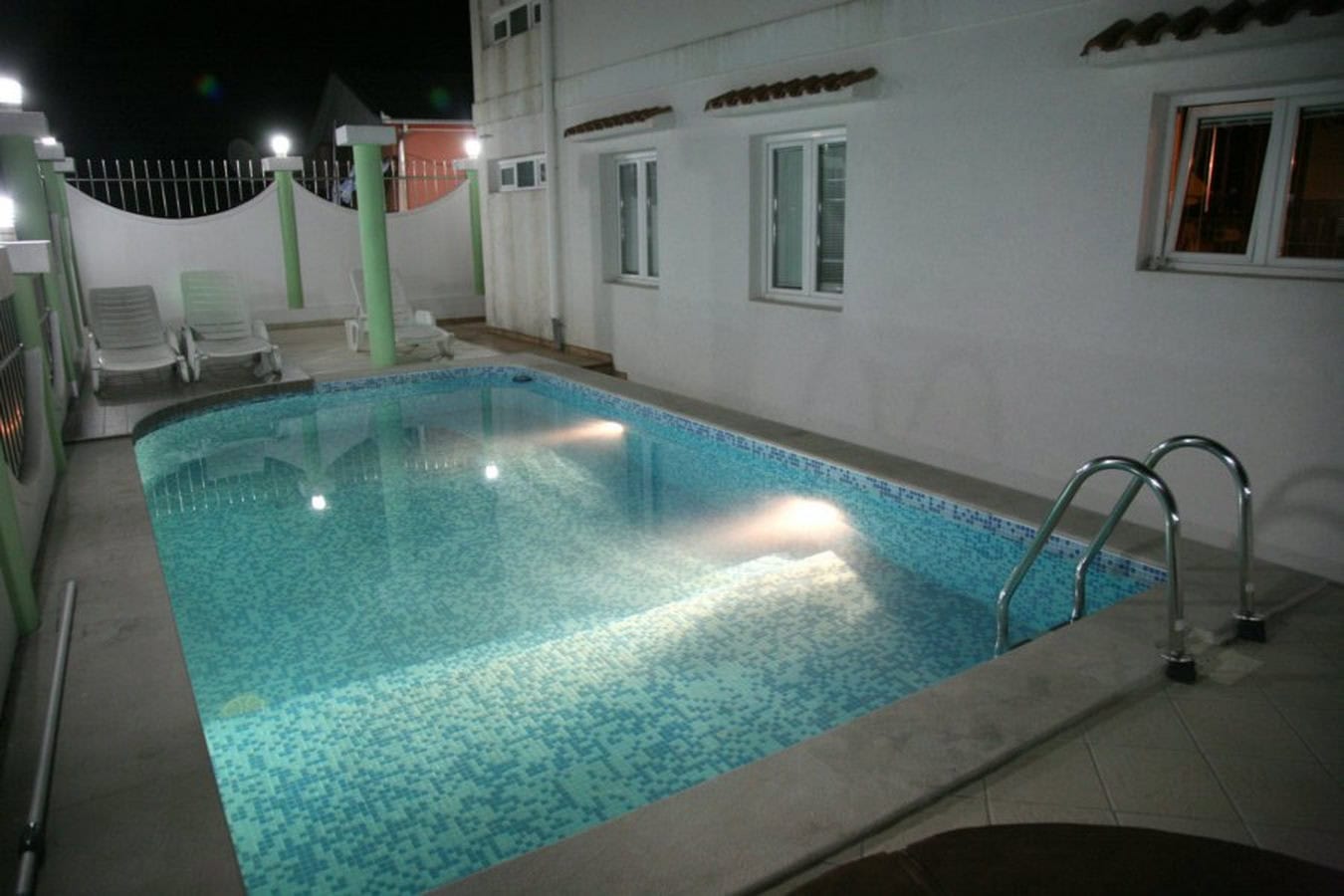 Privater Pool mit Beleuchtung und Liegestühlen auf dem Gelände der Villa in Tivat, Montenegro.