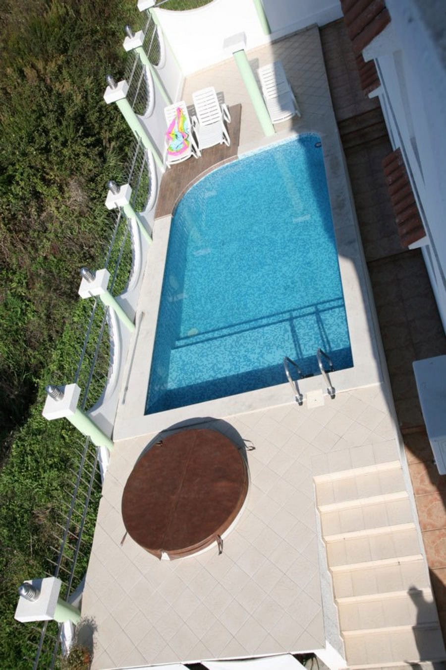 Privater Pool und Jacuzzi auf der Terrasse der Villa in Tivat, Montenegro, mit Blick auf die grüne Anlage und Sonnenliegen.