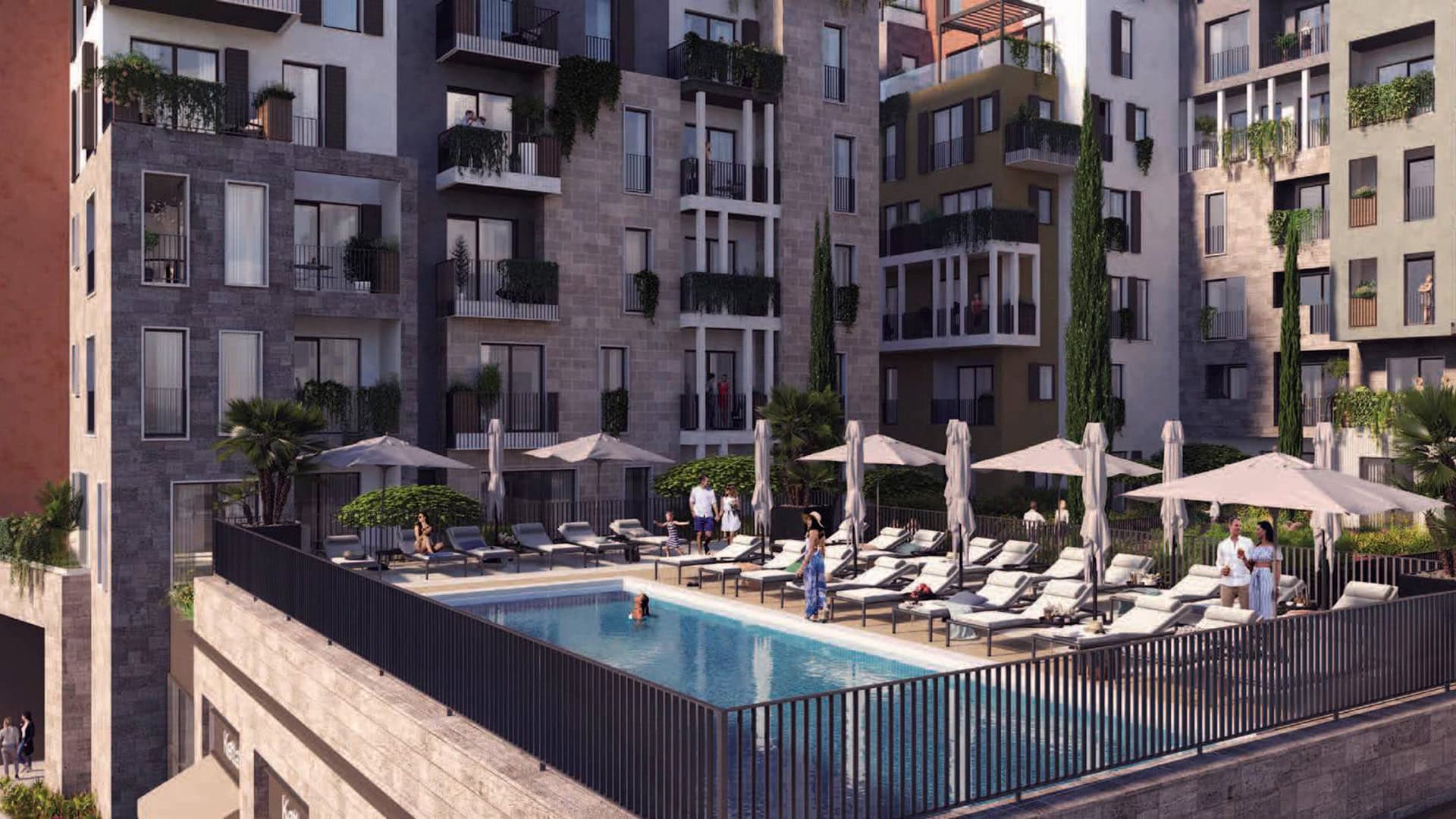 Otvoreni bazen sa ležaljkama na terasi hotela Boka Place u Tivtu, Crna Gora, pogled na modernu arhitekturu.