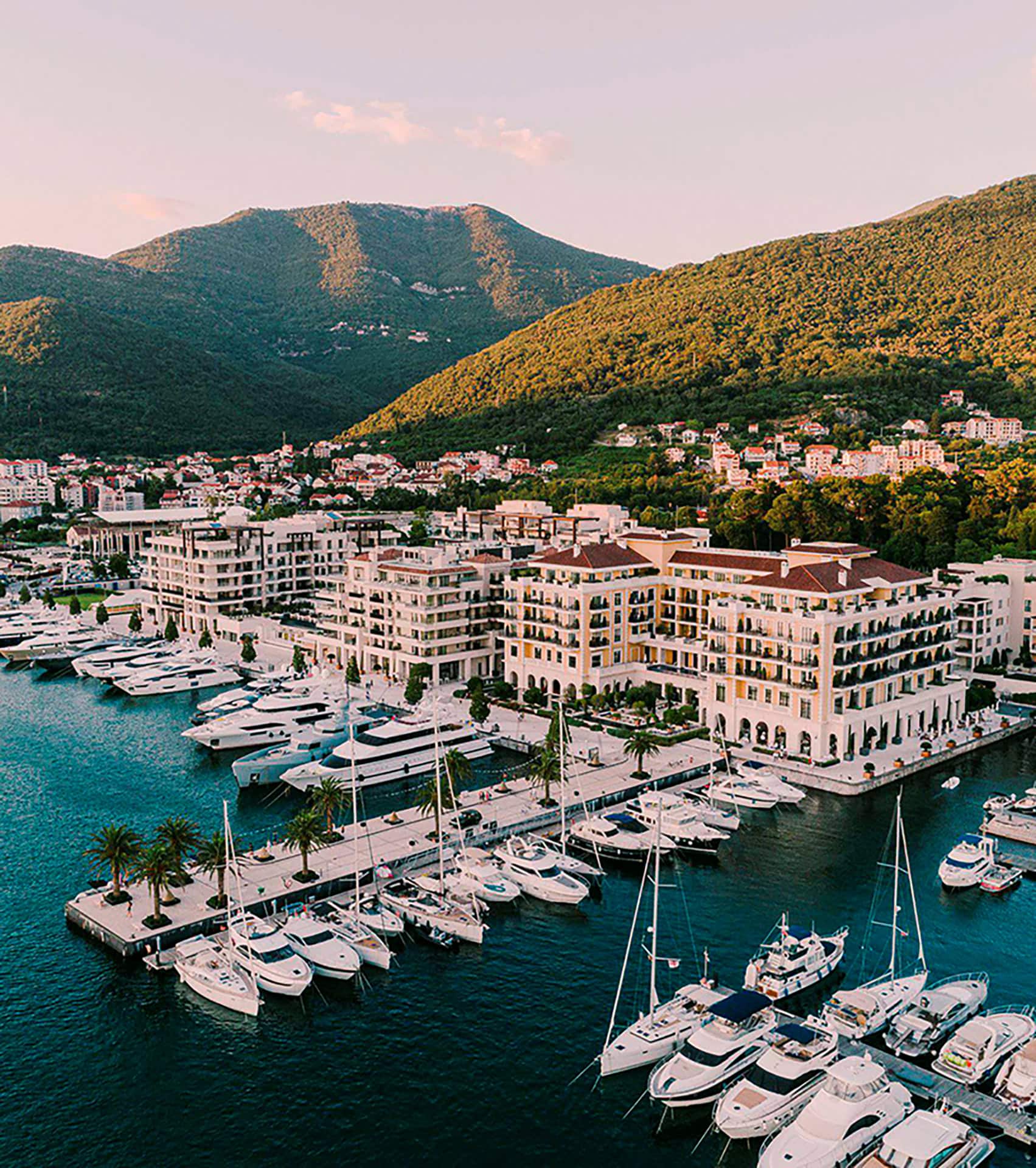 Pogled iz vazduha na hotel Boka Place i luksuznu jahting marinu Porto Montenegro u Tivtu, Crna Gora.