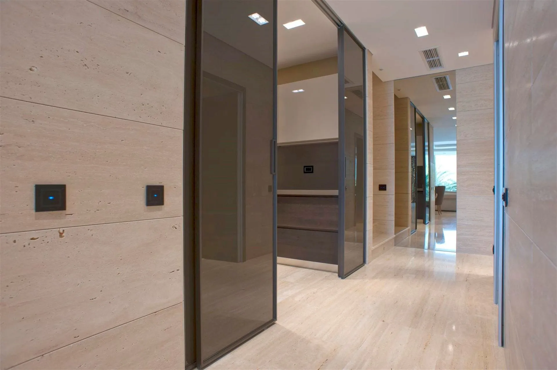 Karadağ, Krašići’de modern villa iç mekanı: doğal taş kaplamalı ve cam kapılı oturma odası.