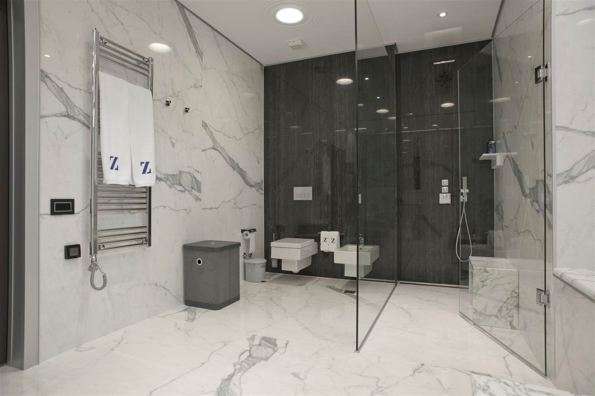 Salle de bains moderne avec finition en marbre et cabine de douche dans une villa à Krašići, Monténégro.