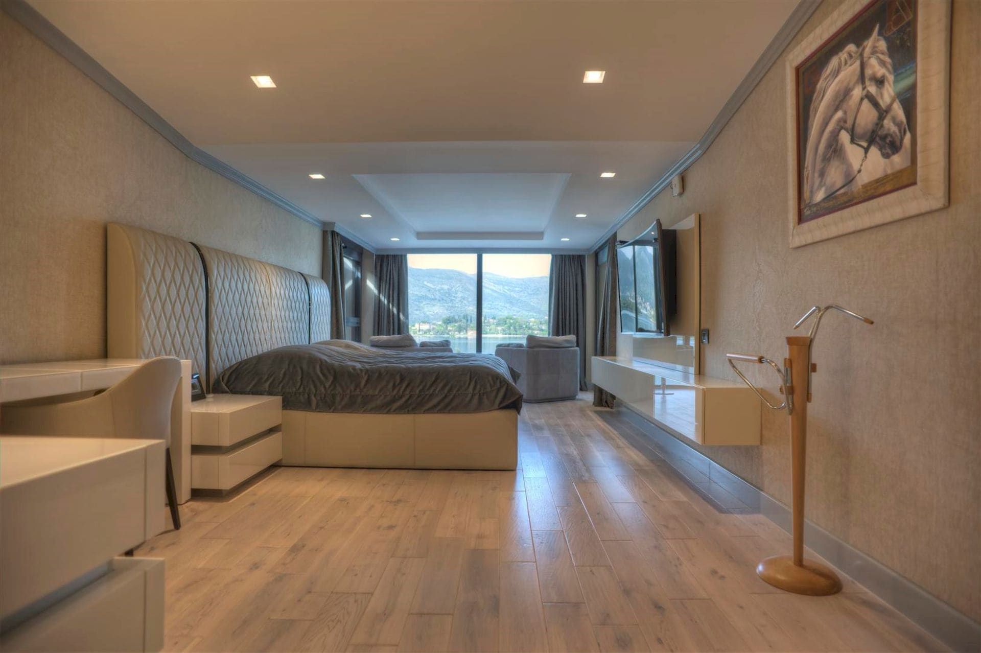 Chambre moderne avec vue panoramique sur la mer dans une villa, Krašići, Monténégro : lit double et intérieur élégant.