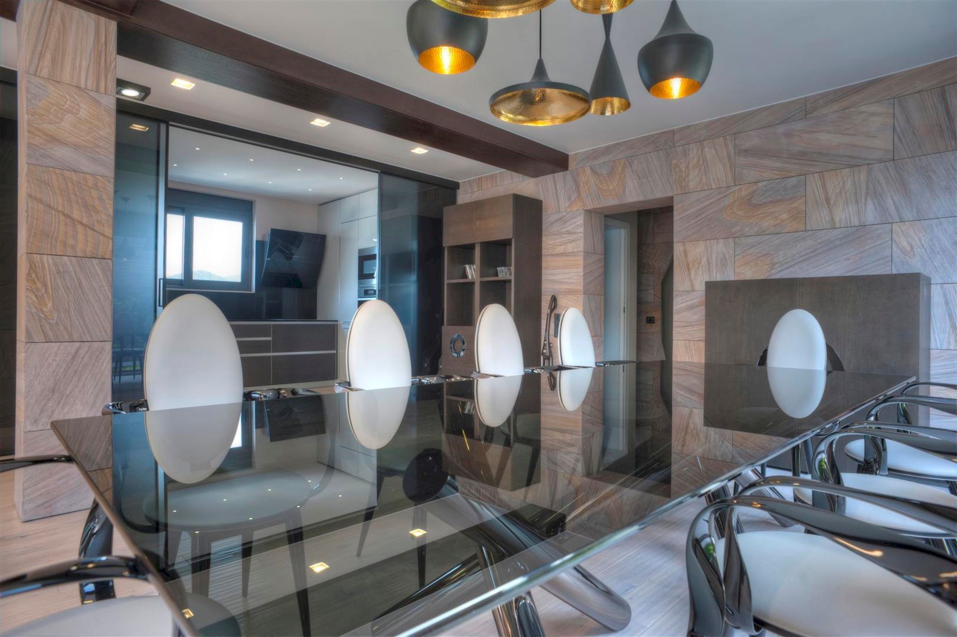Salon moderne avec coin repas dans une villa à Krašići, Monténégro : table en verre, chaises design et décoration.