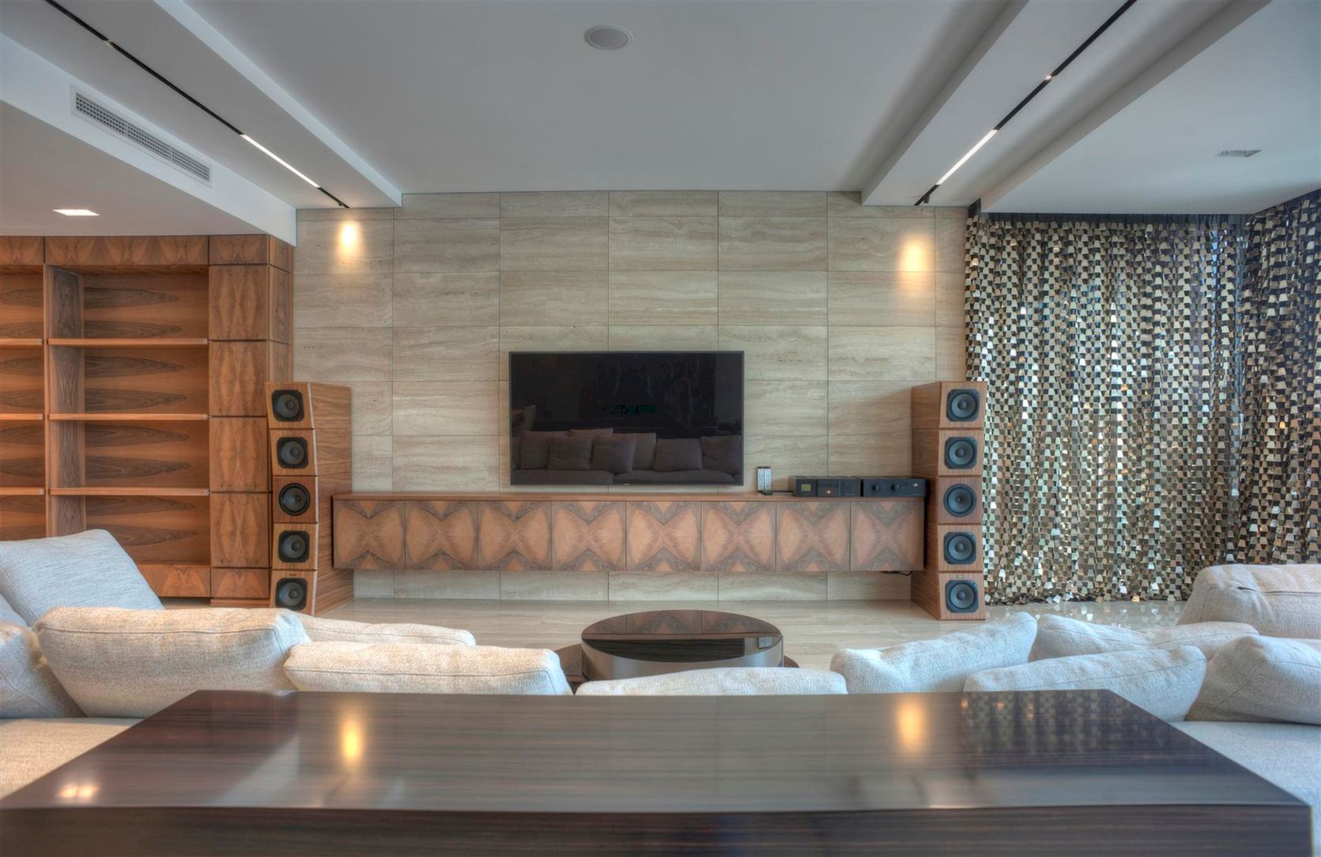 Salon de la villa à Krašići, Monténégro : mobilier design en bois, revêtement mural en pierre et système audio puissant.