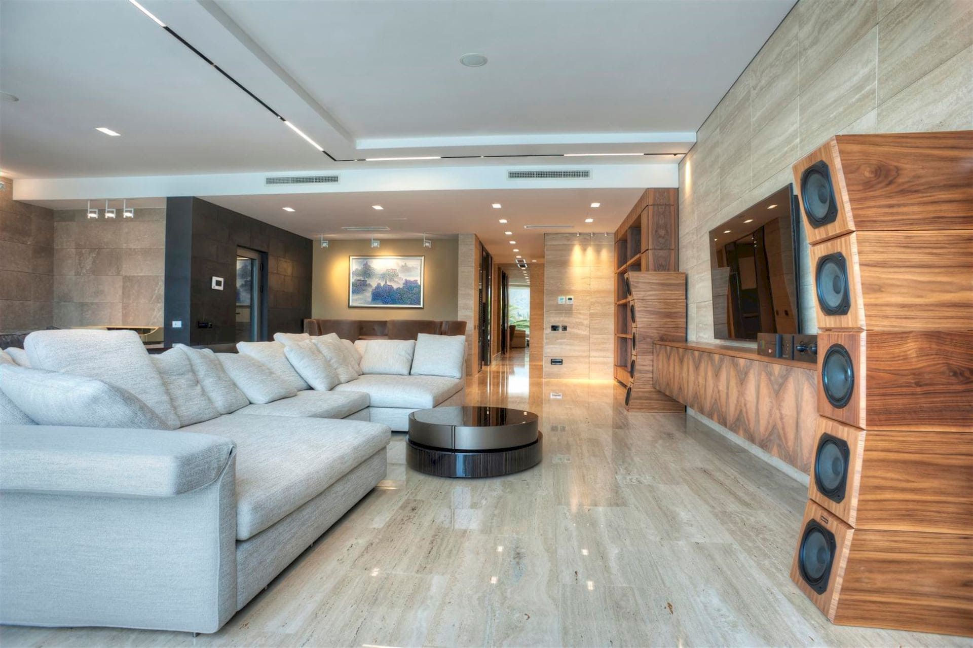 Salon moderne avec sol en marbre et système audio dans une villa à Krašići, Monténégro. Intérieur design.