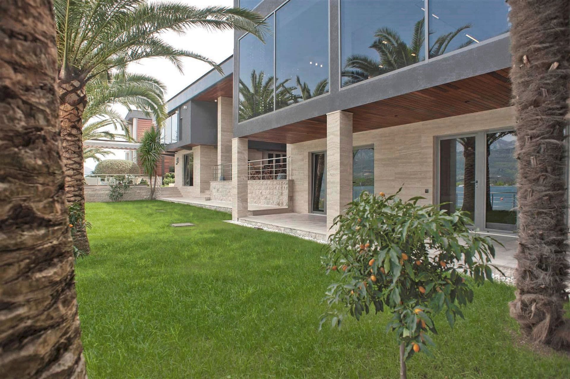 Villa moderne avec baies panoramiques, terrasse et jardin verdoyant à Krasići, Monténégro. Bien immobilier de prestige en bord de mer.