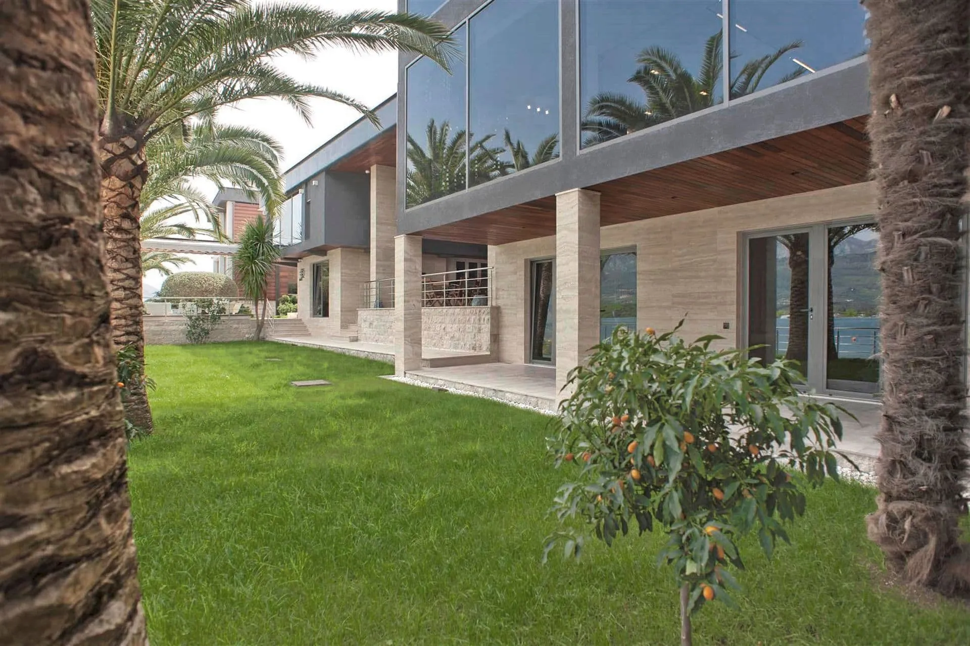 Krašici, Karadağ’da panoramik pencereli, teraslı ve yeşil bahçeli modern villa. Denize yakın lüks gayrimenkul.