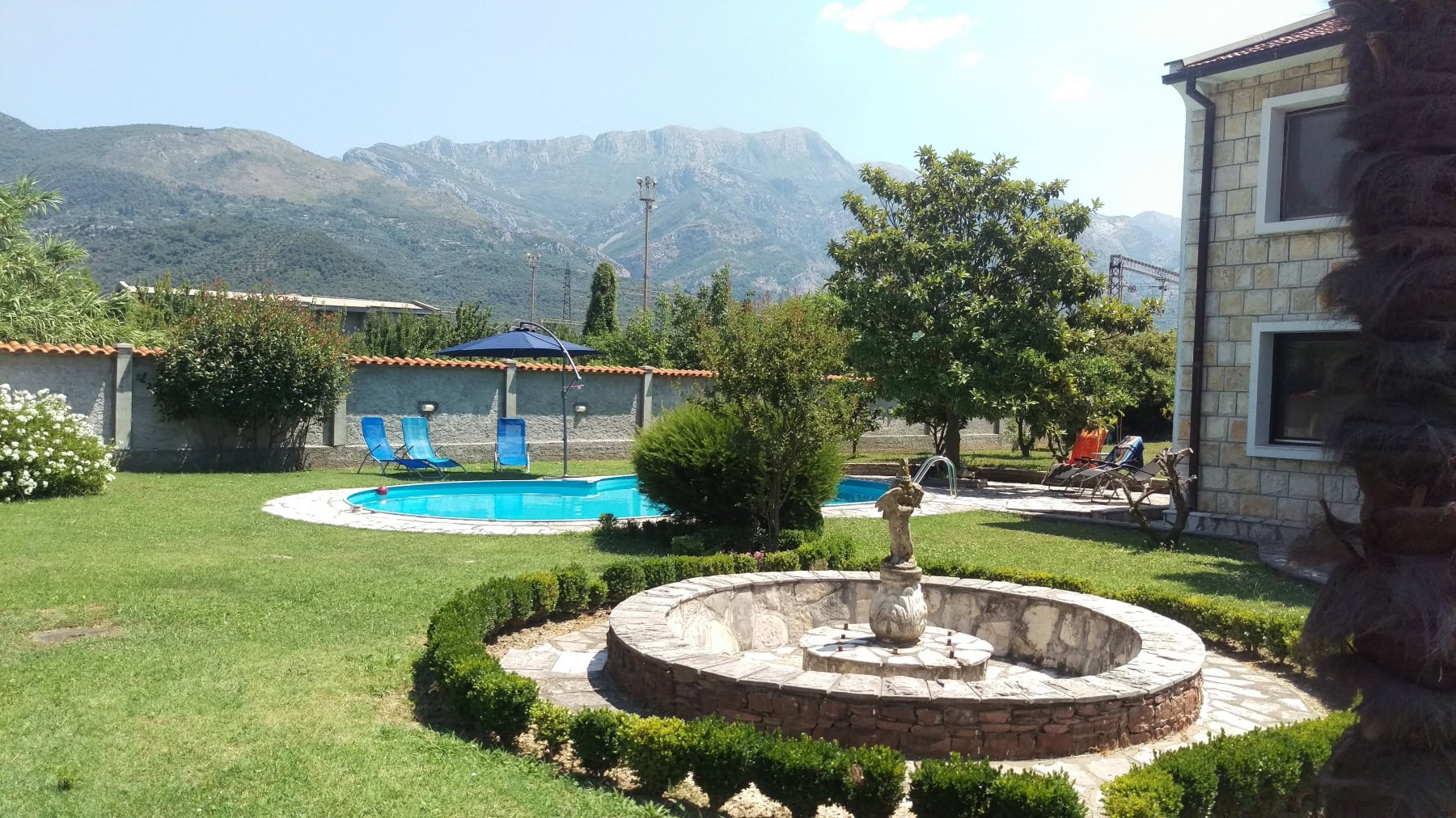 Bahçede havuz ve taş çeşme bulunan özel ev, dağ manzaralı, Bar, Karadağ.