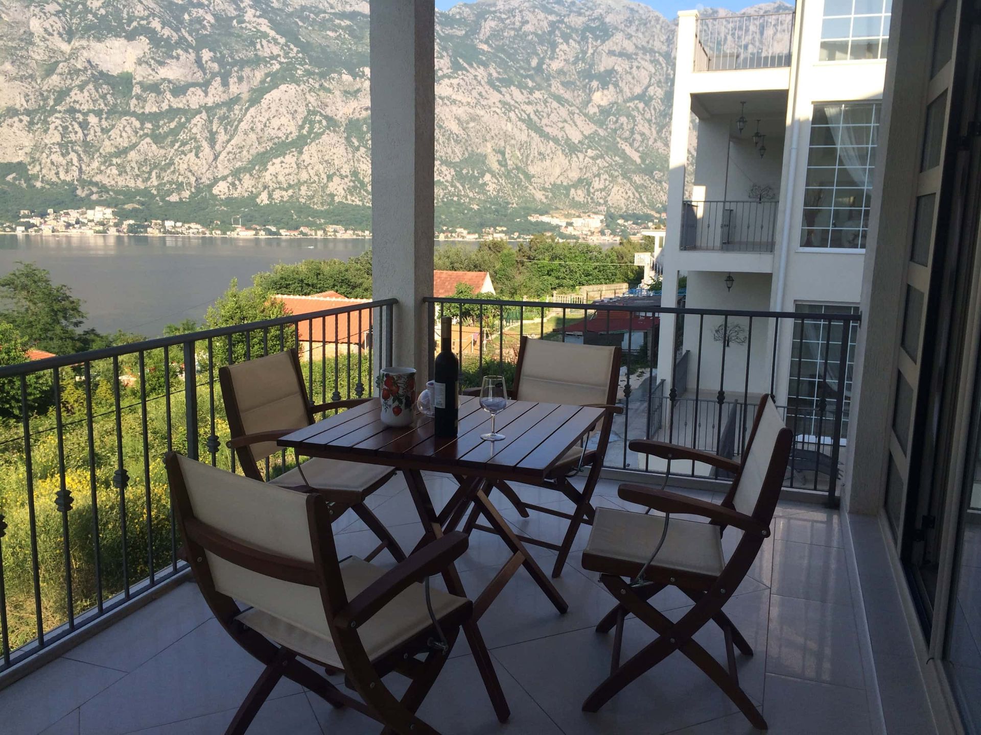 Prčanj, Karadağ’da Kotor Körfezi ve dağların panoramik manzarasına sahip mobilyalı teras.