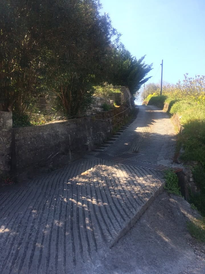 Karadağ, Prčanj köyündeki evin yanında dokulu beton yol ve taş istinat duvarı.