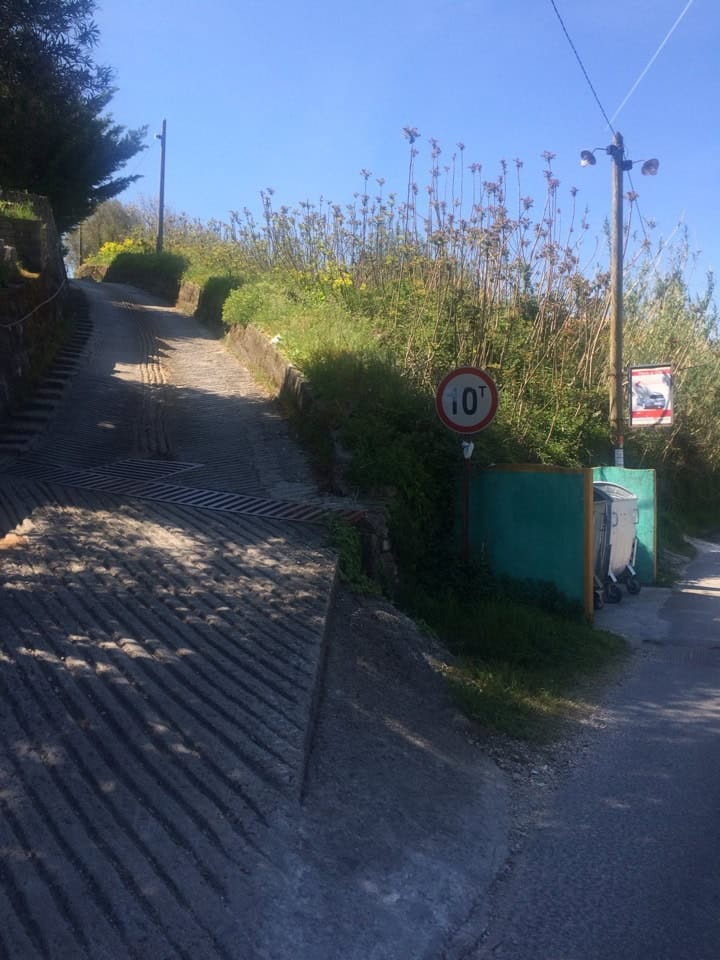 Karadağ, Prčanj’deki konut kompleksine giriş yolu: yol işareti ve konteynerlerle asfalt giriş.