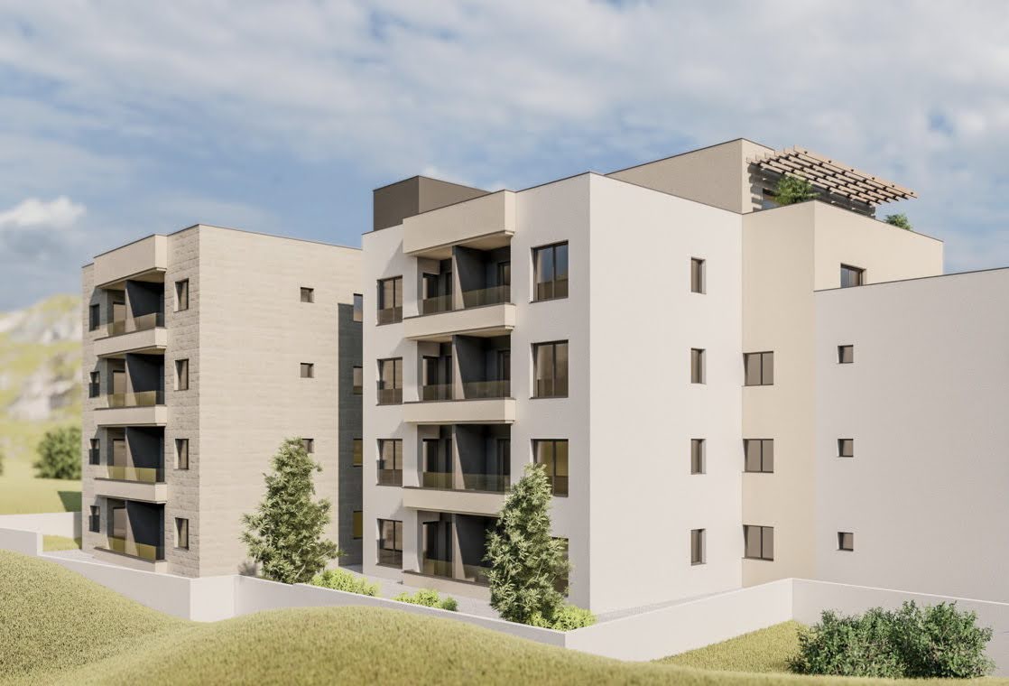 Moderner Wohnkomplex in Budva, Montenegro: Fassade eines neuen Mehrfamilienhauses mit Balkonen und Dachterrasse.
